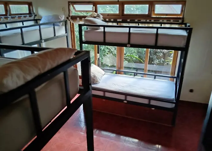 Uma Kutuh Hostel *