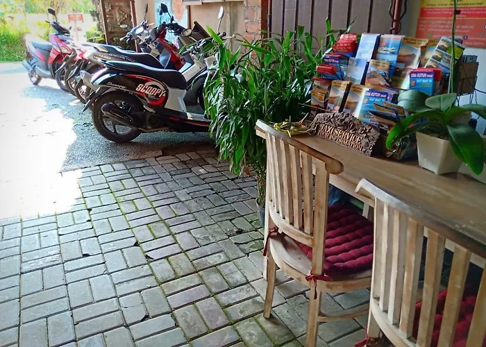 Uma Kutuh Hostel *